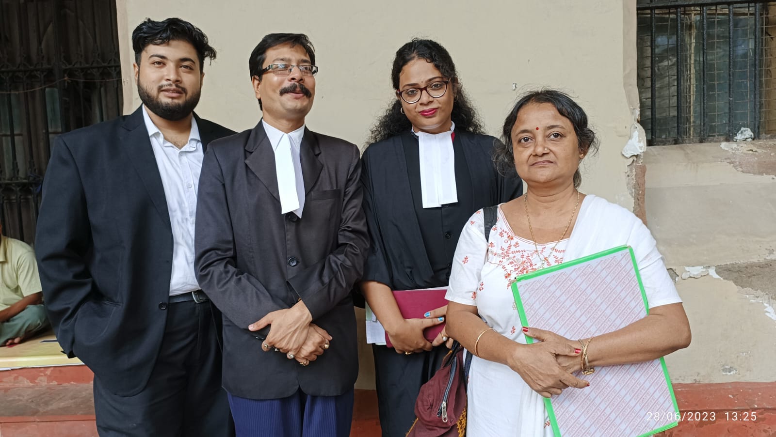 মৃত ভাইকে জীবিত দেখিয়ে জাল দলিল কেসে উচ্চ আদালতের নির্দেশে ধৃত মহিলা।