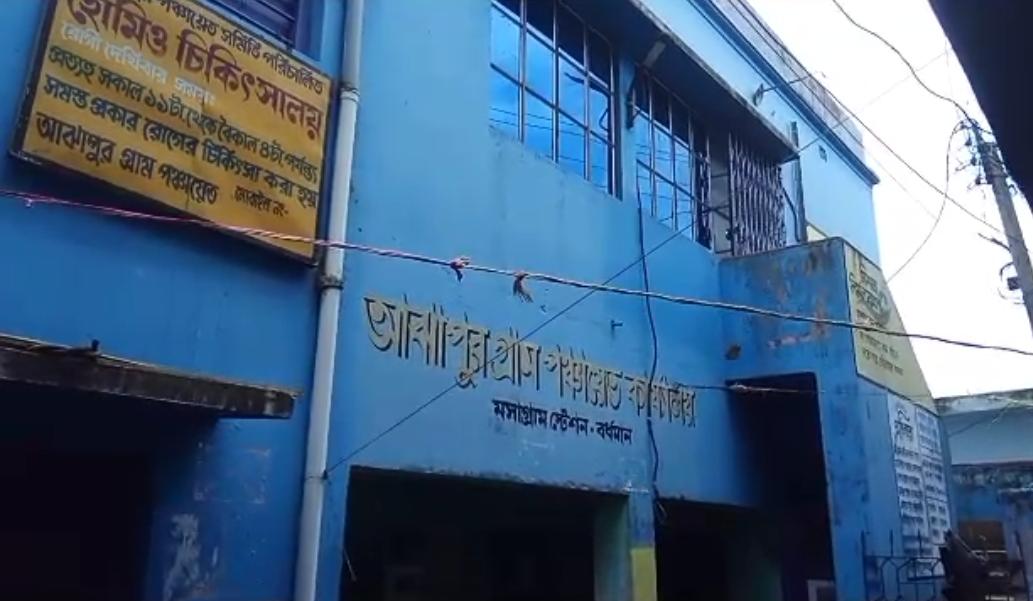 Purba Bardhaman নিম্নমানের সামগ্রী দিয়ে রাস্তা তৈরীর কাজ বন্ধ করলো এলাকাবাসীরা!