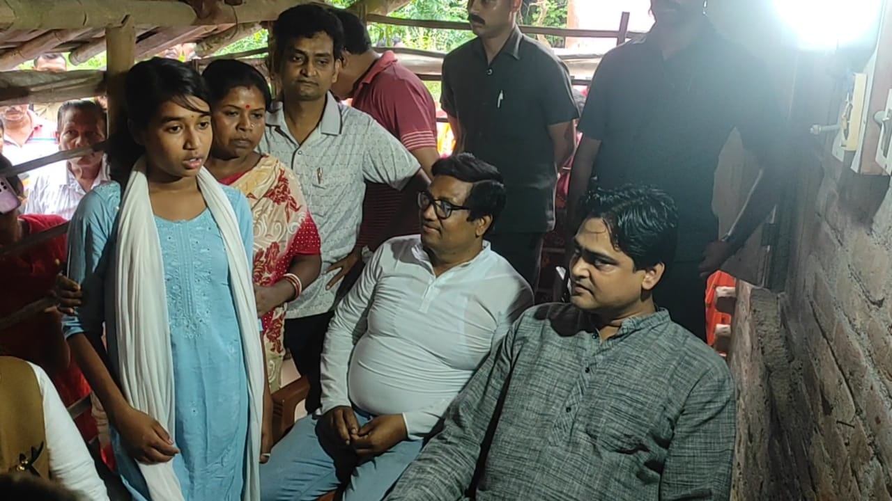 Shantanu Thakur গায়েত্রীর বাড়িতে দেখা করতে আসলেন কেন্দ্রীয় প্রতিমন্ত্রী শান্তনু ঠাকুর।