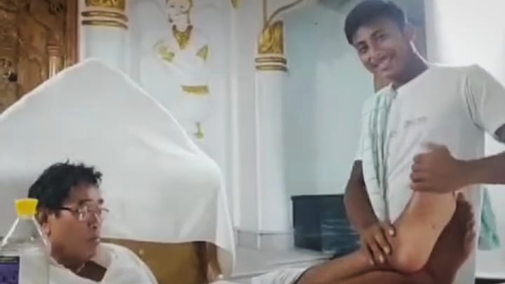 Ananta Maharaj বিজেপির রাজ্যসভার মনোনীত প্রার্থী অনন্ত মহারাজ, তার পা টিপছেন এক ভক্ত-সোশ্যাল মিডিয়ায় ভাইরাল ভিডিও